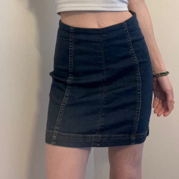 FREE PEOPLE DENIM STRETCHY MINI PENCIL SKIRT SIZE 0 / SMALL NAVY BLUE - Picture 2 of 4